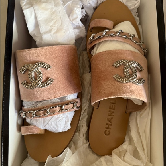 CHANEL Pink Velvet Slide Sandals with Chain and CC Logo - Picture 4 of 10